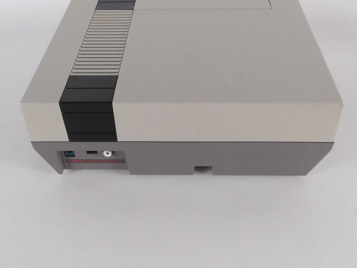 Nintendo Entertainment System (NES) console met twee spelcassettes. - foto 12