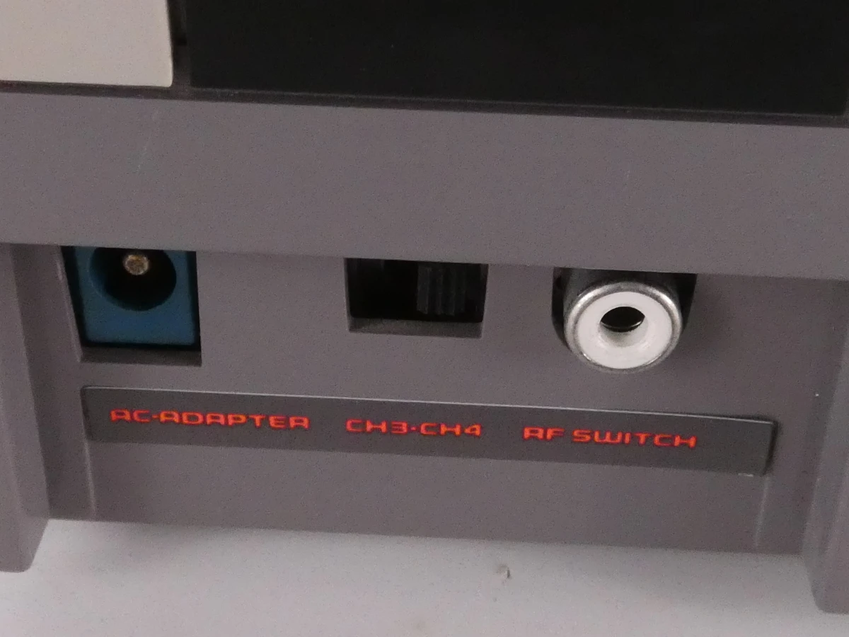 Nintendo Entertainment System (NES) console met twee spelcassettes. - foto 13
