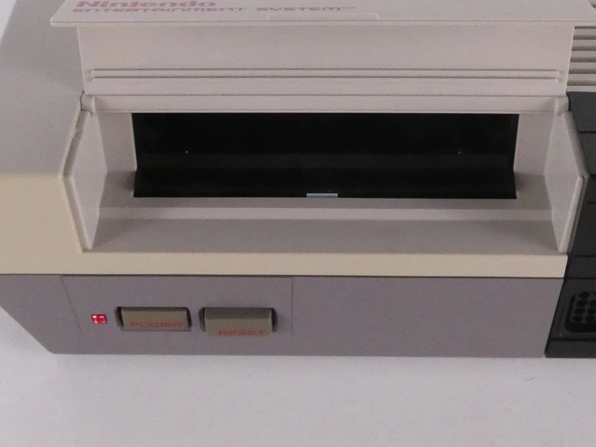Nintendo Entertainment System (NES) console met twee spelcassettes. - foto 14