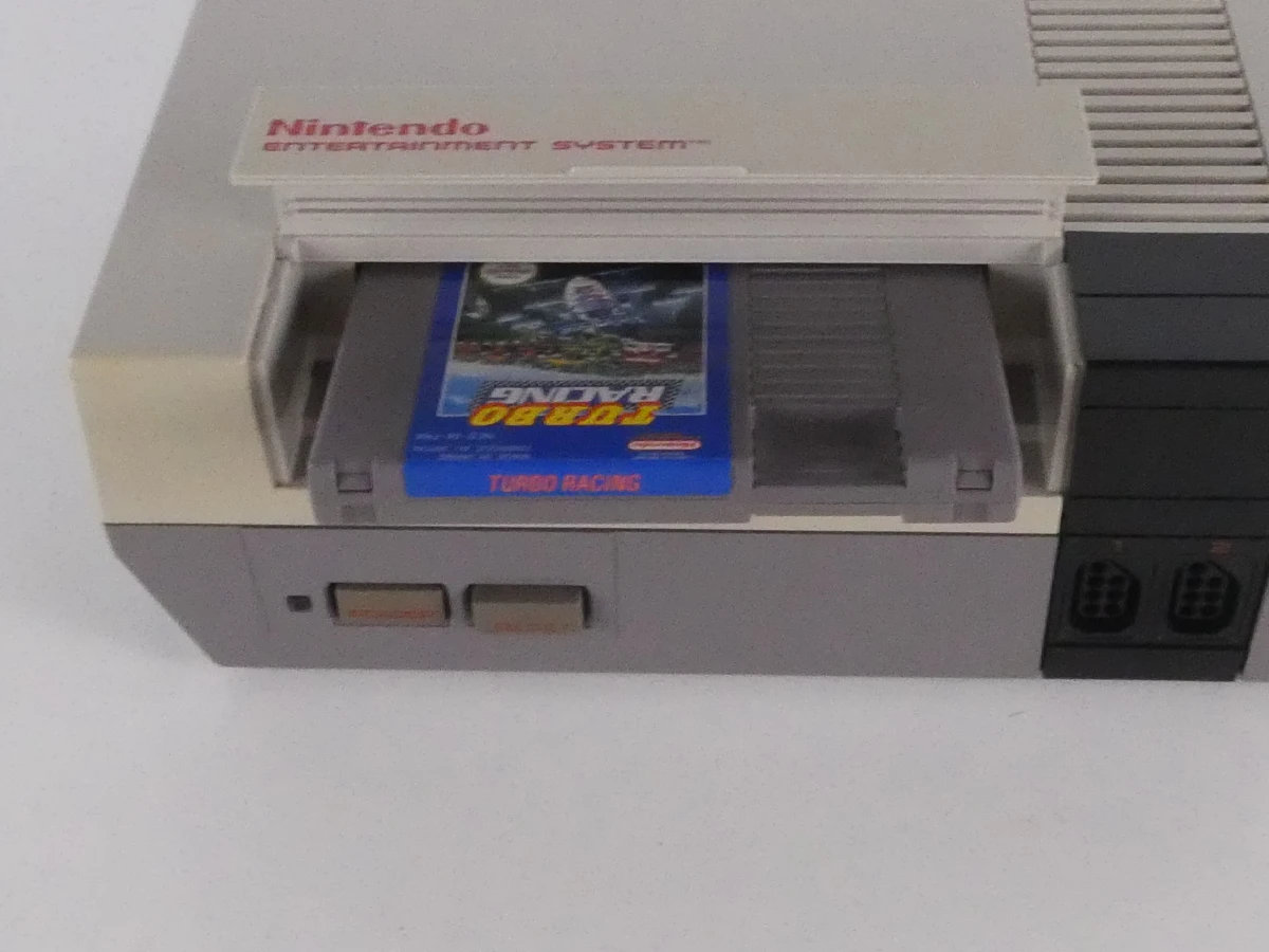 Nintendo Entertainment System (NES) console met twee spelcassettes. - foto 16