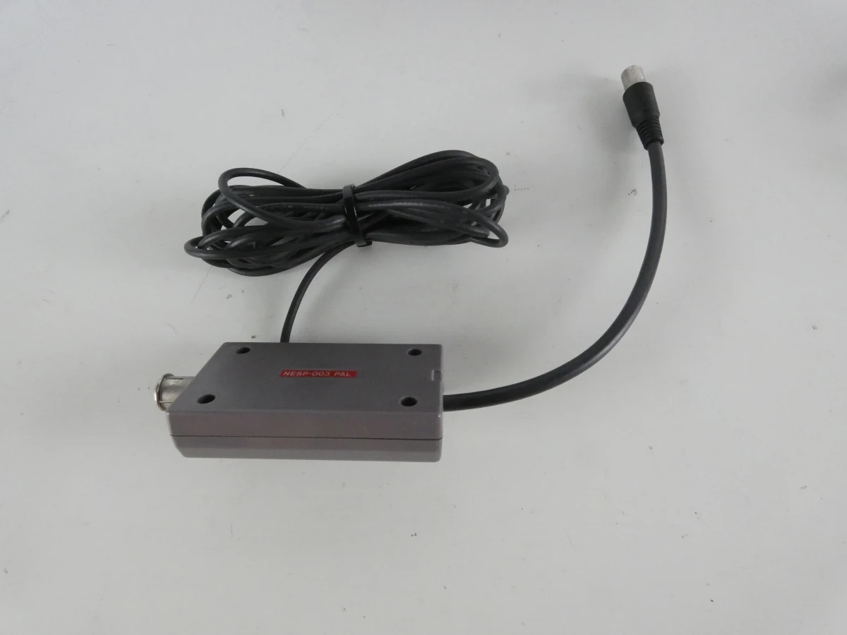 Nintendo Entertainment System (NES) console met twee spelcassettes. - foto 17