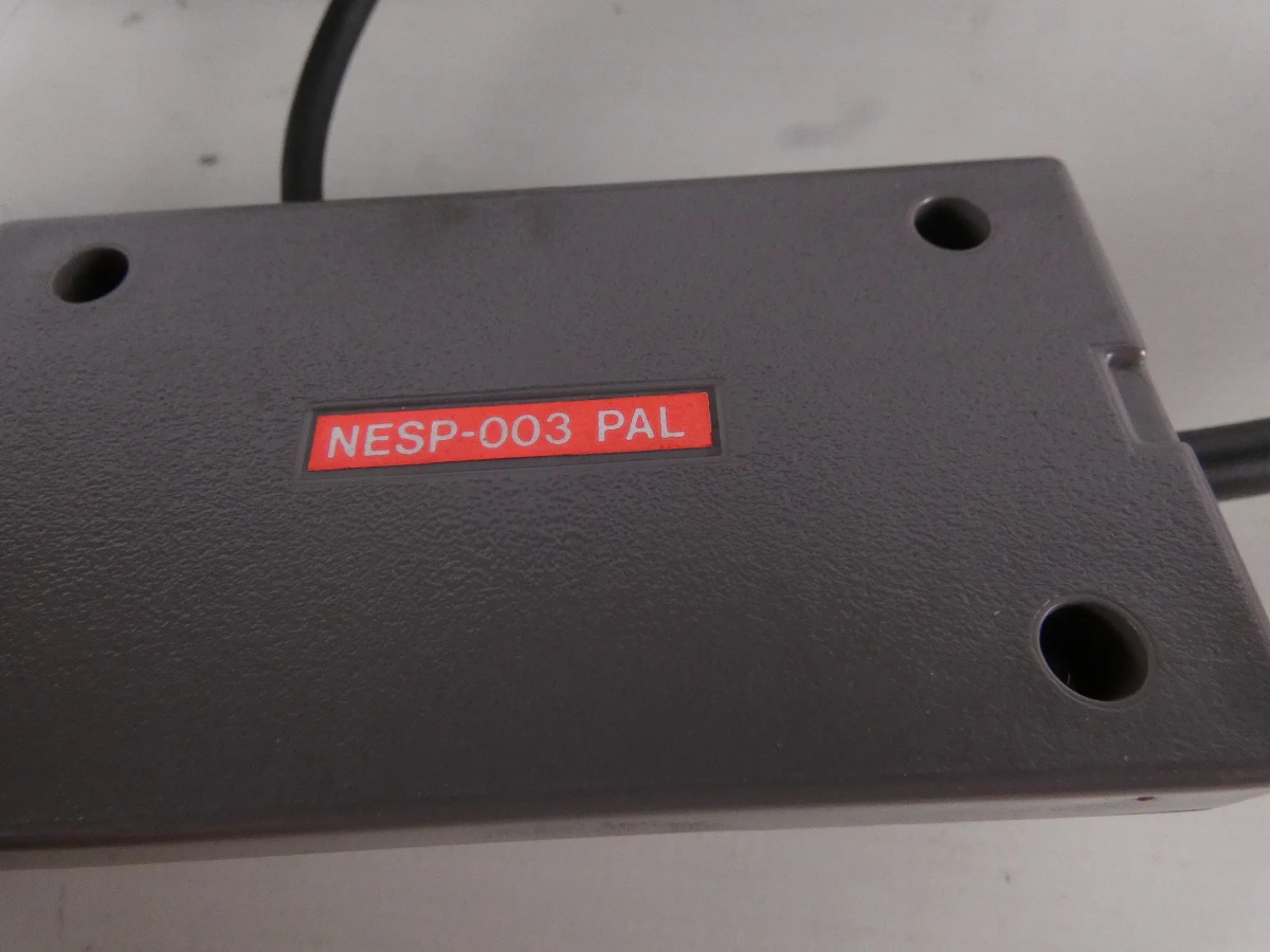 Nintendo Entertainment System (NES) console met twee spelcassettes. - foto 18