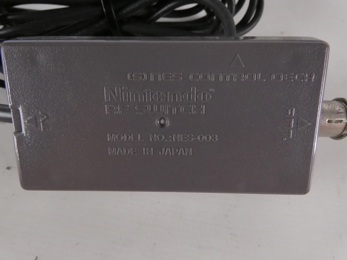 Nintendo Entertainment System (NES) console met twee spelcassettes. - foto 19