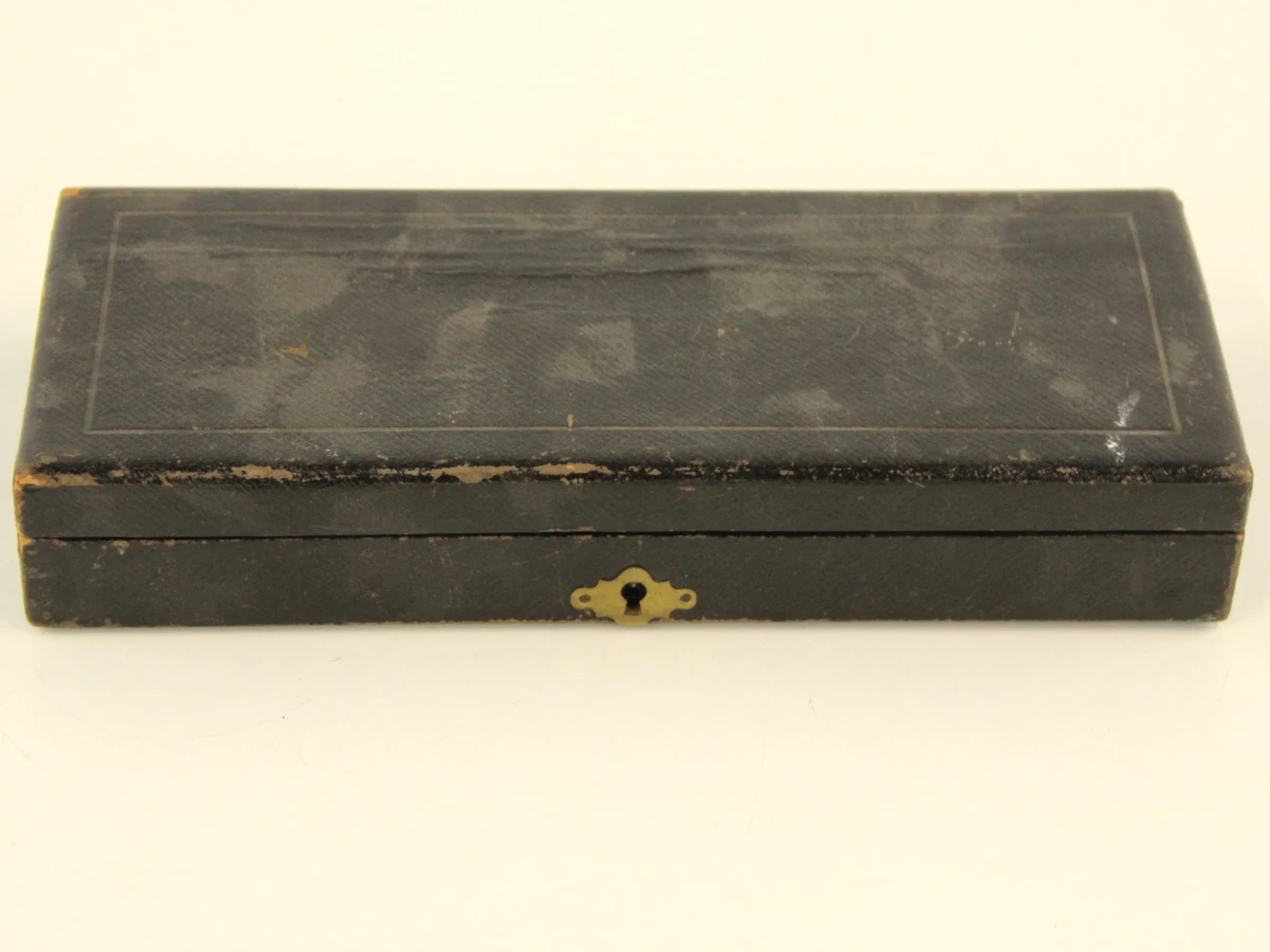 Antieke houten dwarsfluit met metalen kleppen in originele kist - foto 2