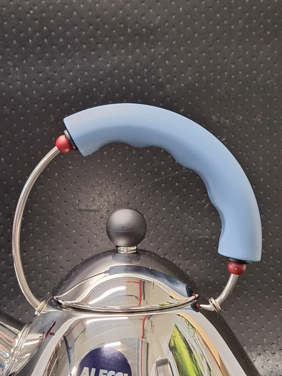 Iconische Alessi 9093 fluitketel ontworpen door Michael Graves - foto 4