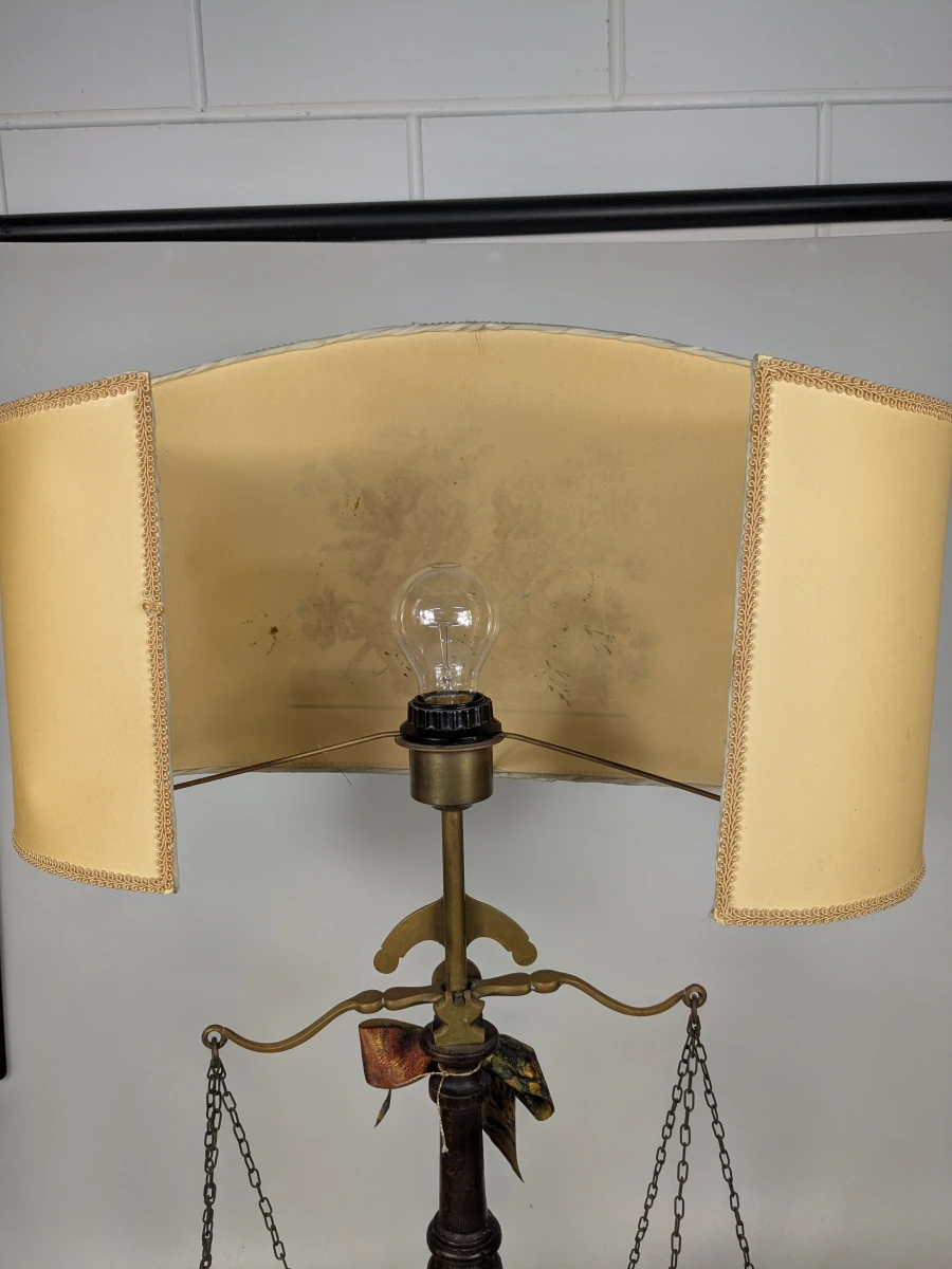 Decoratieve vintage tafellamp met weegschaalmodel en bloemenkap - foto 7