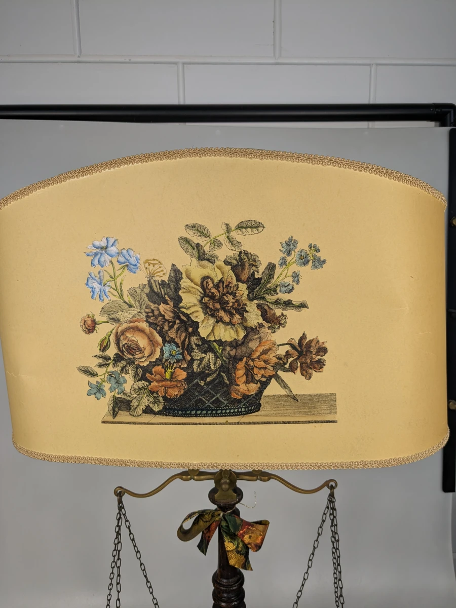 Decoratieve vintage tafellamp met weegschaalmodel en bloemenkap - foto 6