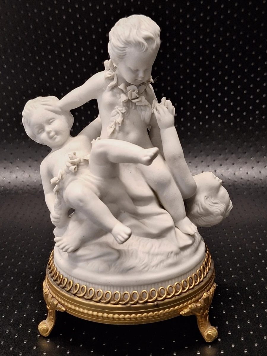 Set van twee Unterweissbach biscuit porseleinen putti beeldengroepen in Louis XV-stijl - foto 3