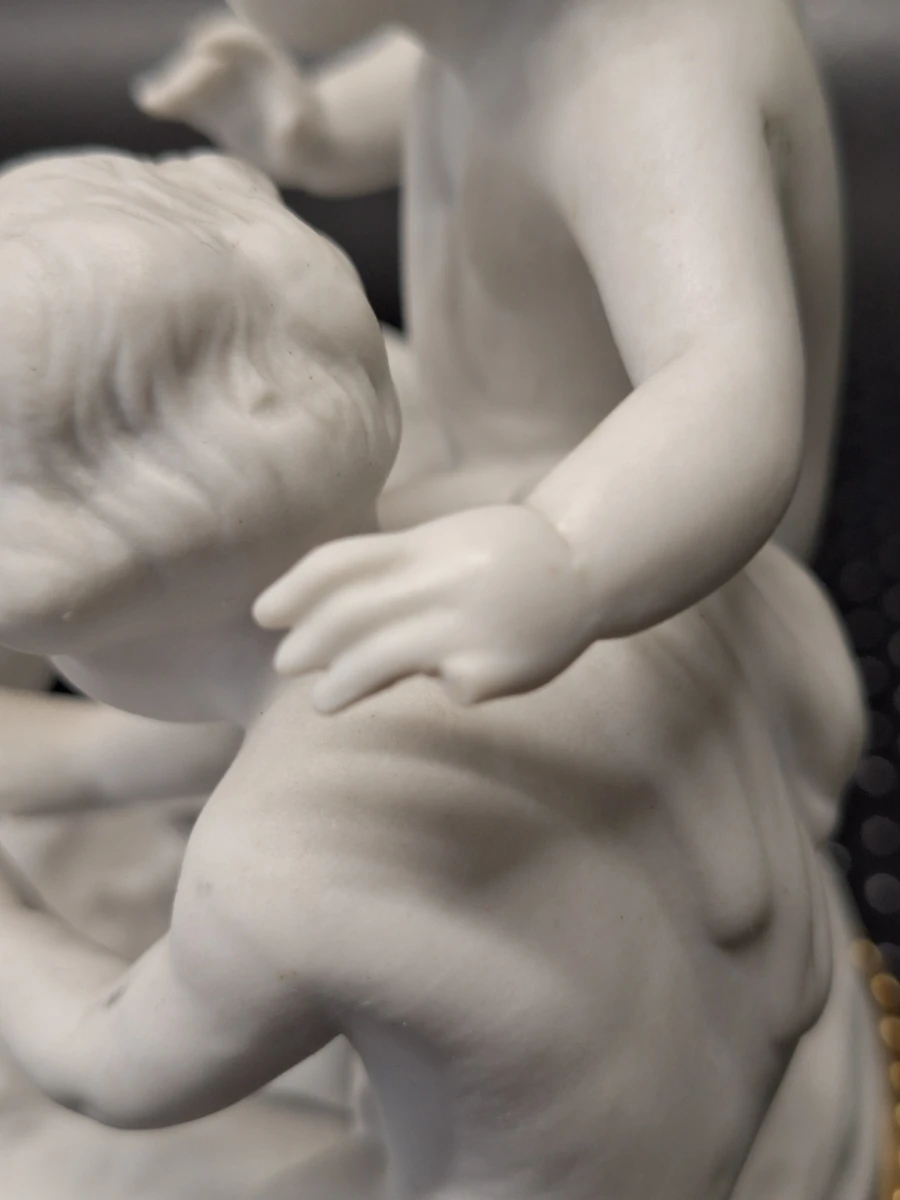 Set van twee Unterweissbach biscuit porseleinen putti beeldengroepen in Louis XV-stijl - foto 5