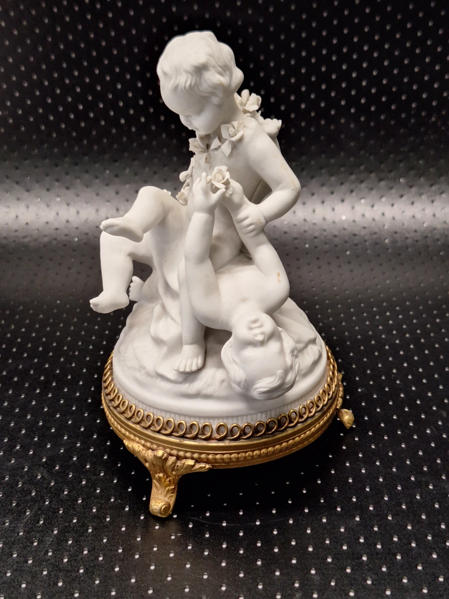 Set van twee Unterweissbach biscuit porseleinen putti beeldengroepen in Louis XV-stijl - foto 4