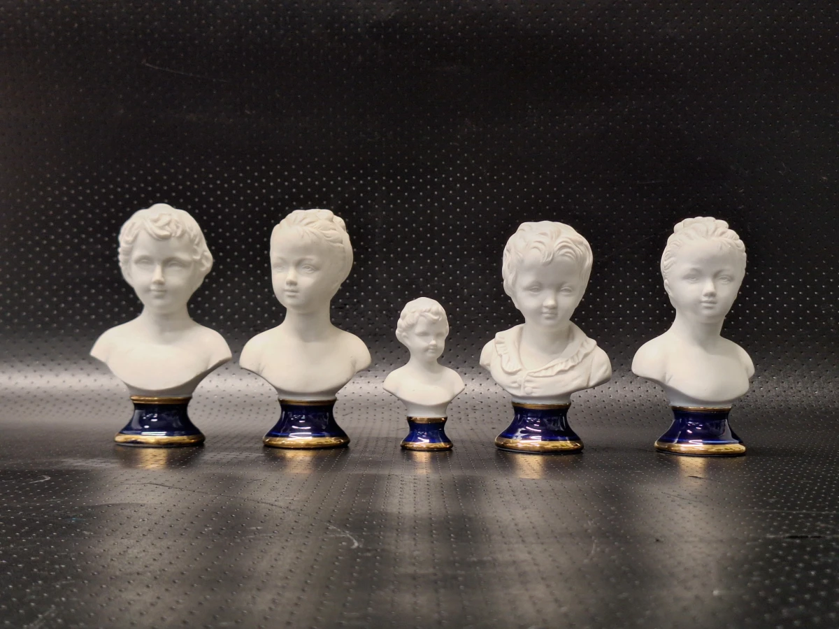 Set van vijf vintage porseleinen kinderbustes naar Jean-Antoine Houdon - foto 2