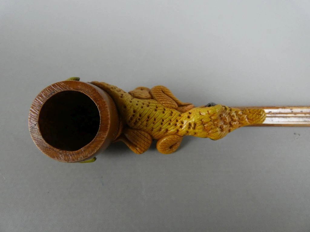 Houten pijp met krokodil en bladmotief - foto 2