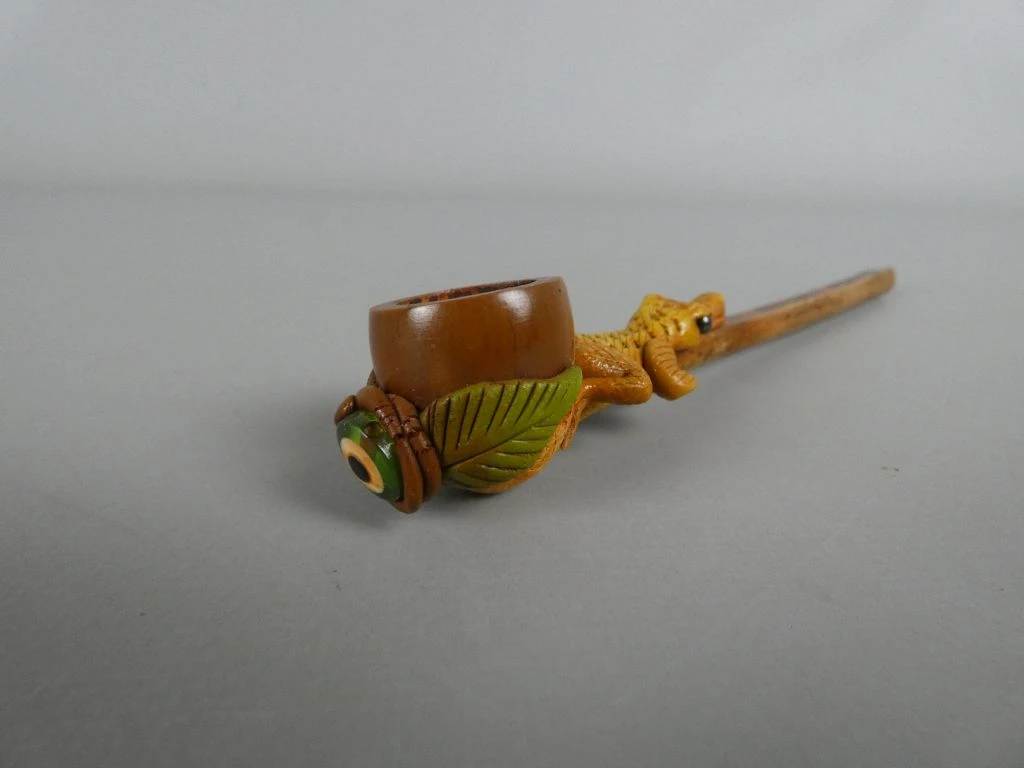 Houten pijp met krokodil en bladmotief - foto 3