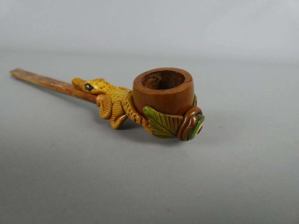 Houten pijp met krokodil en bladmotief - foto 4