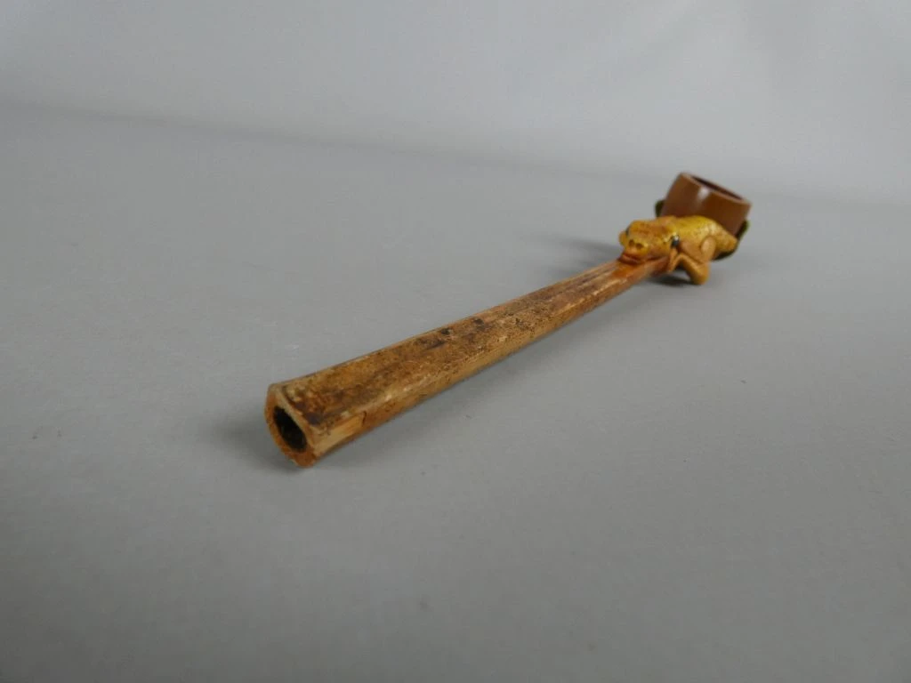 Houten pijp met krokodil en bladmotief - foto 6