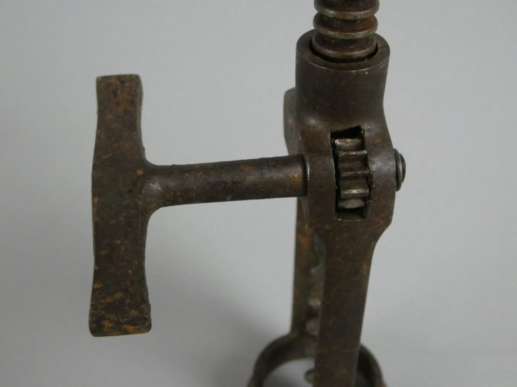 Oude kurkentrekker met houten handvat - foto 4