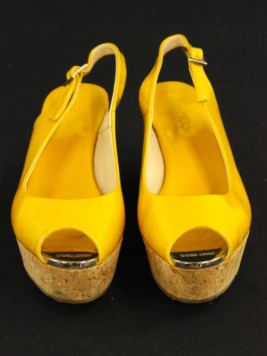 Jimmy Choo – okergele lakleren sleehakken met kurk - foto 2