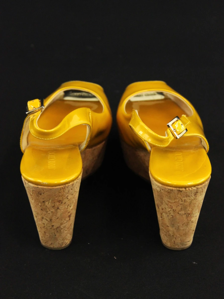 Jimmy Choo – okergele lakleren sleehakken met kurk - foto 4