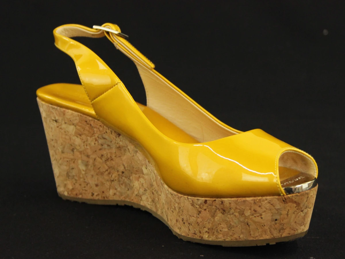 Jimmy Choo – okergele lakleren sleehakken met kurk - foto 9