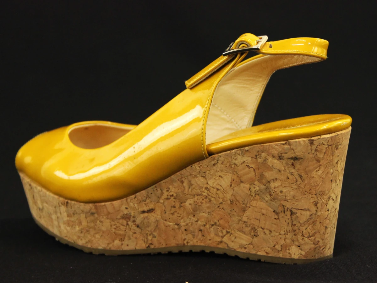 Jimmy Choo – okergele lakleren sleehakken met kurk - foto 10