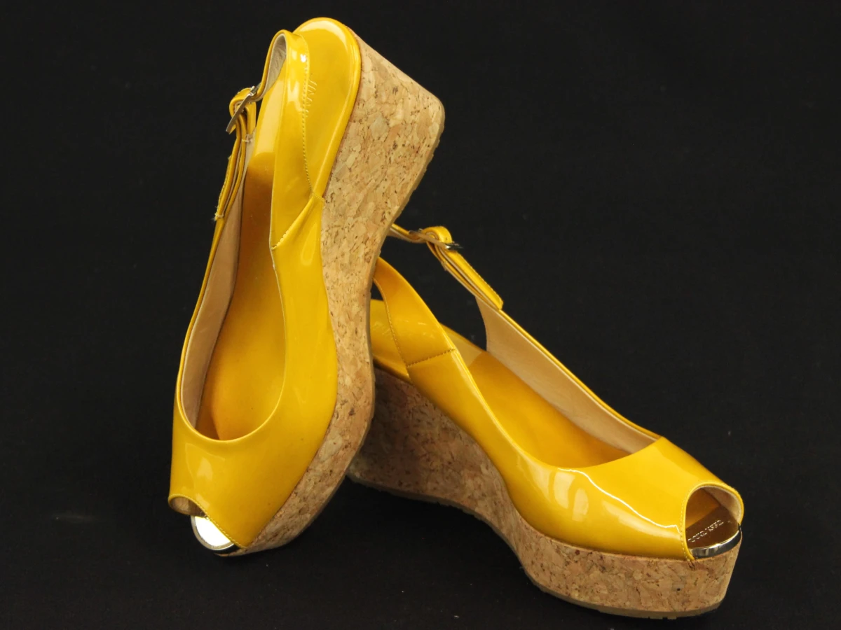 Jimmy Choo – okergele lakleren sleehakken met kurk - foto 11