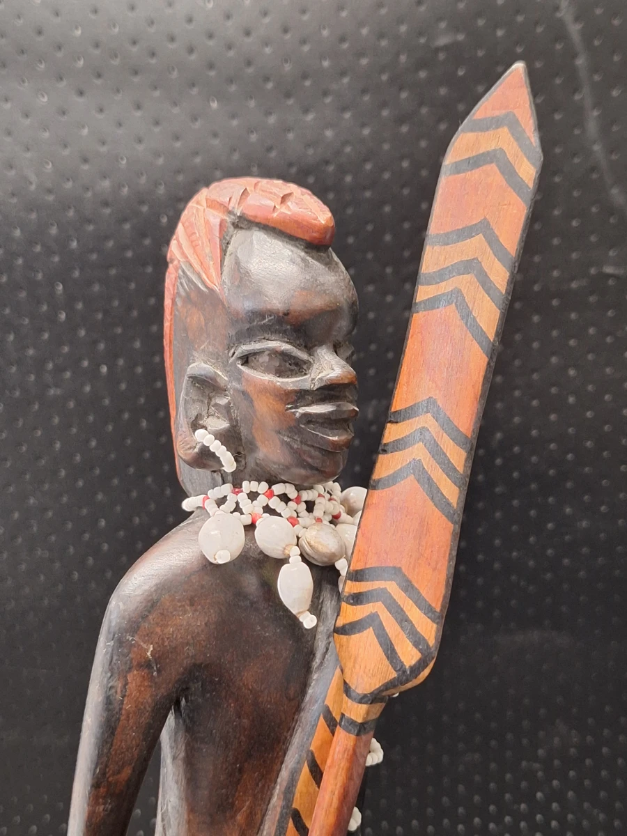 Twee handgesneden Afrikaanse Maasai beelden van een krijger en vrouw - foto 3