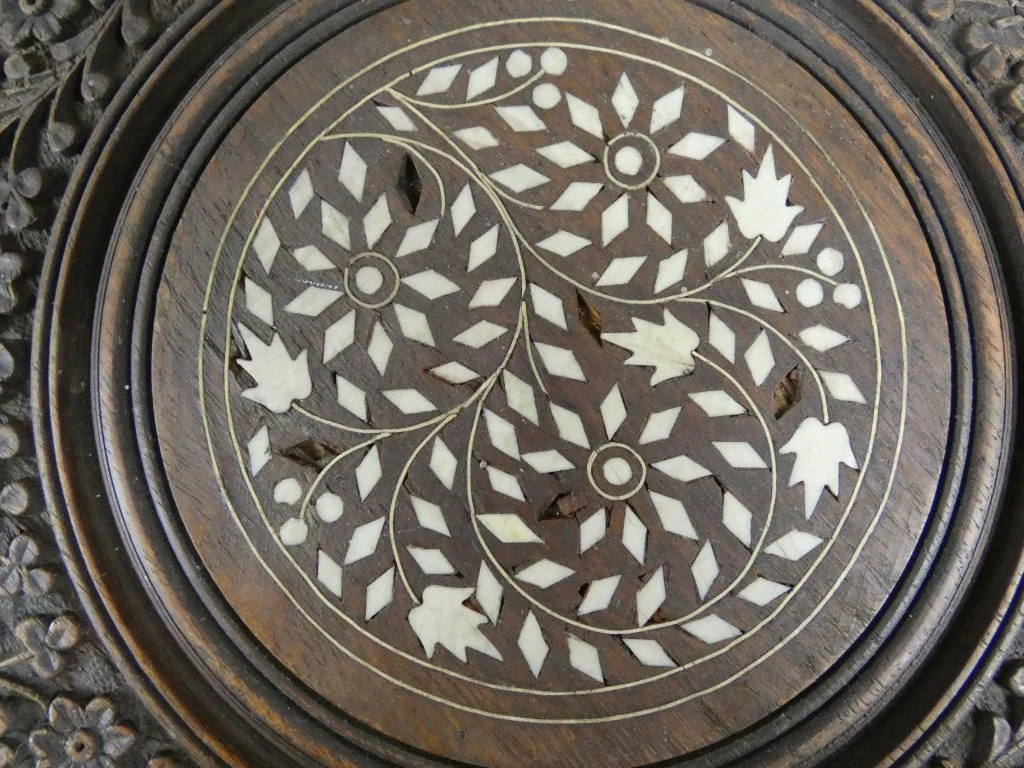 Houten rond bijzettafeltje met ingelegd motief en houtsnijwerk - foto 4