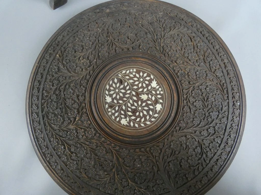 Houten rond bijzettafeltje met ingelegd motief en houtsnijwerk - foto 5
