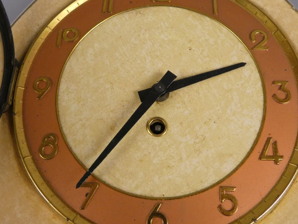 Vintage driehoekige wandklok met sleutel - foto 2