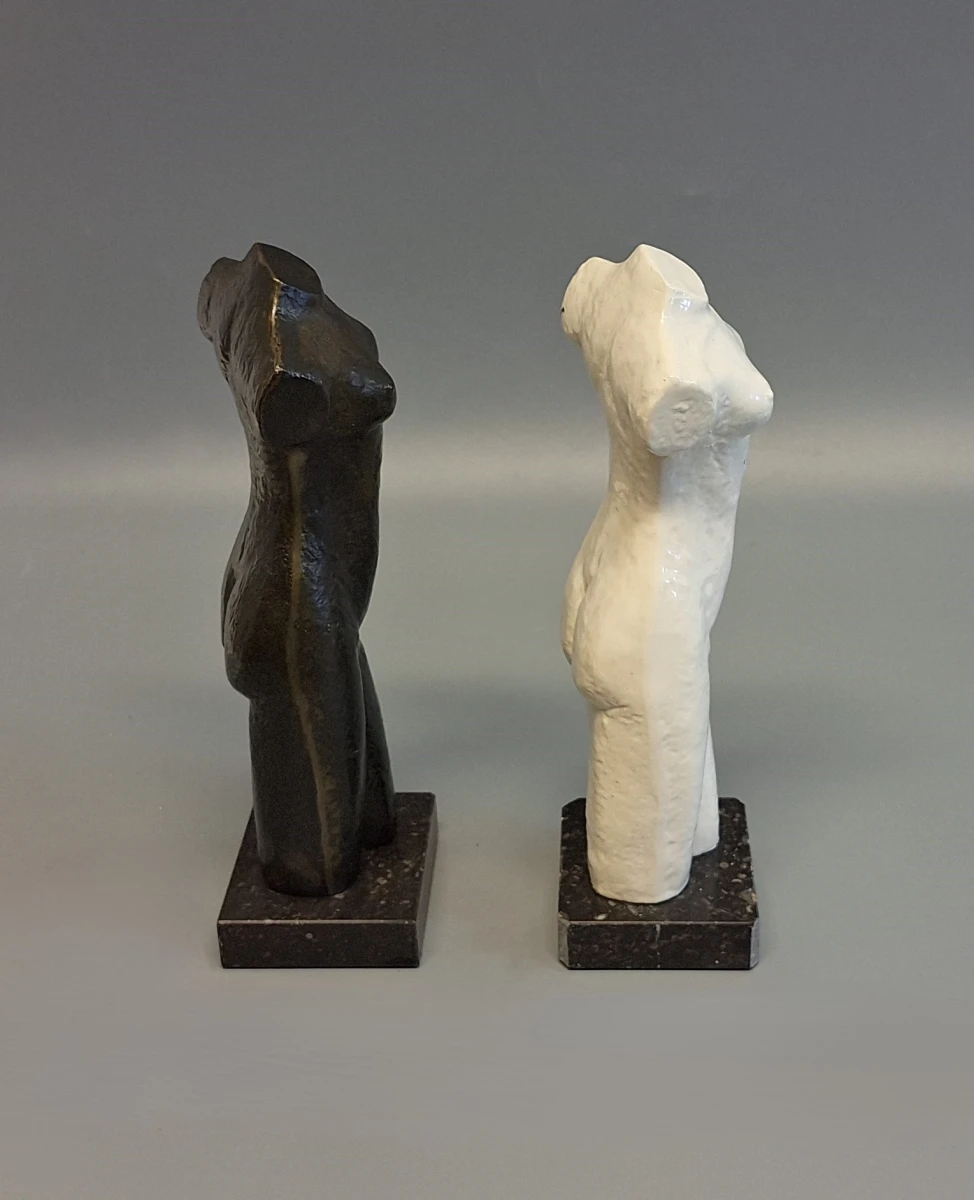 Decoratieve vrouwenbeelden op marmeren voet - foto 4