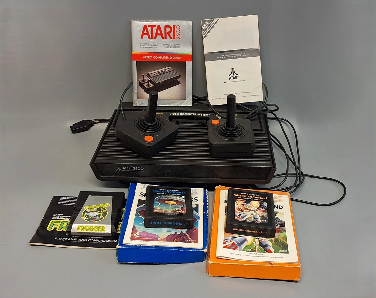 Atari 2600 videospelconsole met accessoires en spellen - foto 2