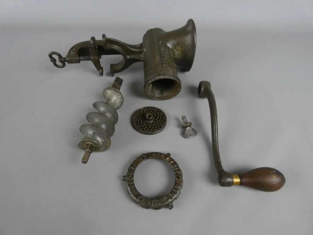 Antieke handmatige vleesmolen - foto 4