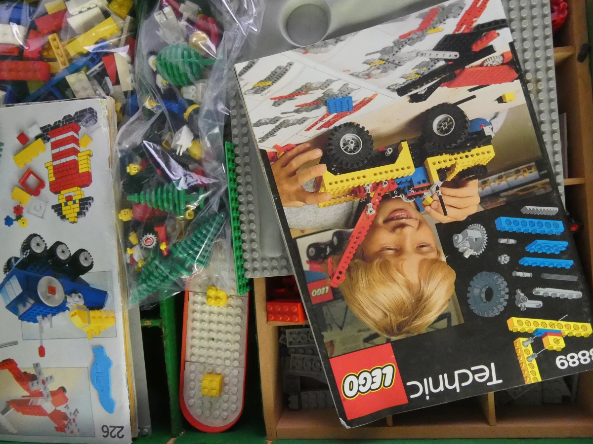 Houten Lego-opbergdoos met vakjes en gemengde Lego-onderdelen - foto 2