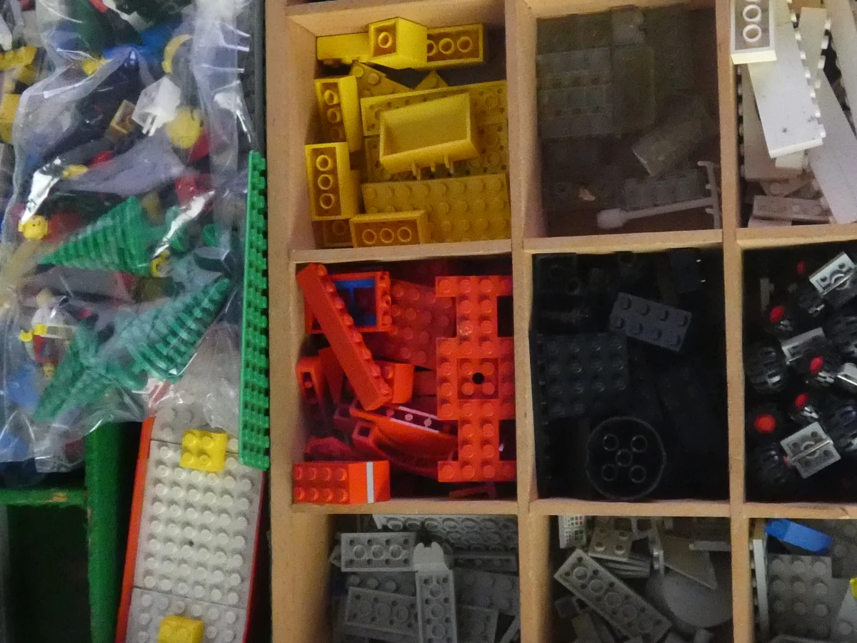 Houten Lego-opbergdoos met vakjes en gemengde Lego-onderdelen - foto 3