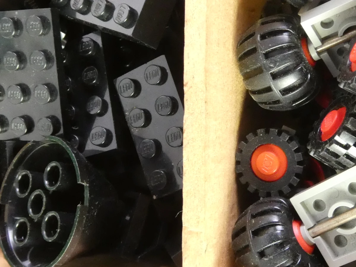 Houten Lego-opbergdoos met vakjes en gemengde Lego-onderdelen - foto 10