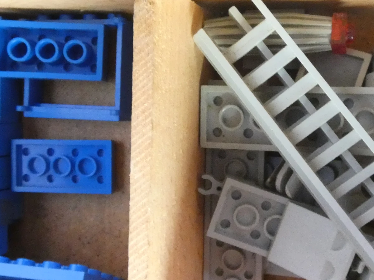 Houten Lego-opbergdoos met vakjes en gemengde Lego-onderdelen - foto 13