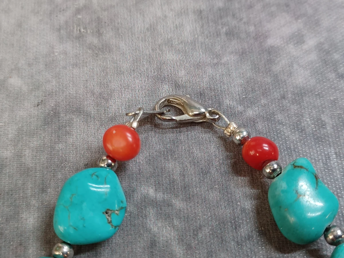 Sieradenset met Turkoois en rode accentkralen - Ketting en armband - foto 7