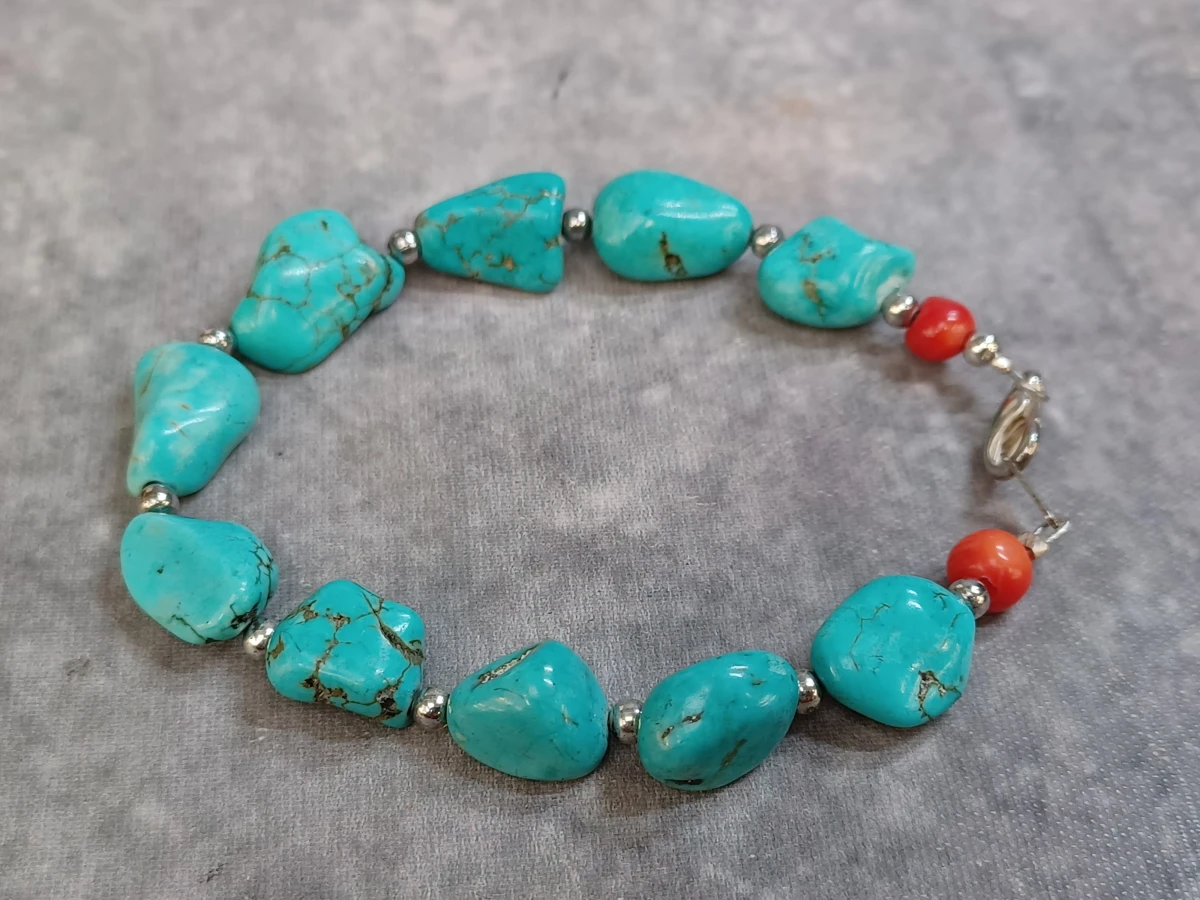 Sieradenset met Turkoois en rode accentkralen - Ketting en armband - foto 5