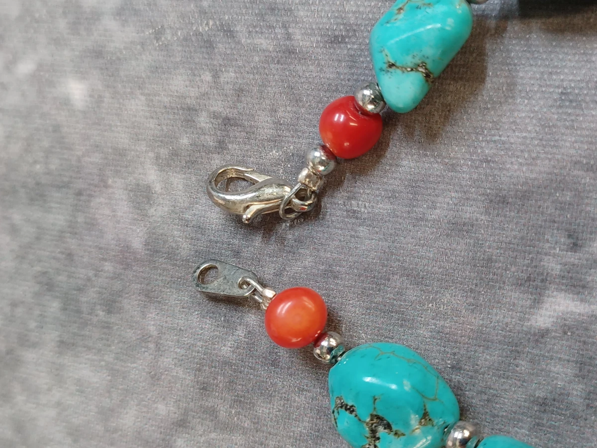 Sieradenset met Turkoois en rode accentkralen - Ketting en armband - foto 8
