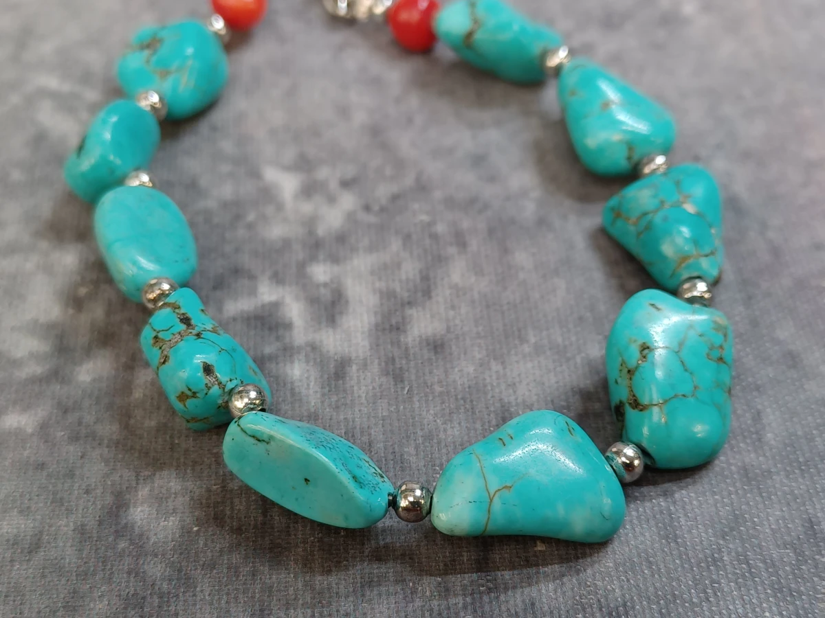 Sieradenset met Turkoois en rode accentkralen - Ketting en armband - foto 6