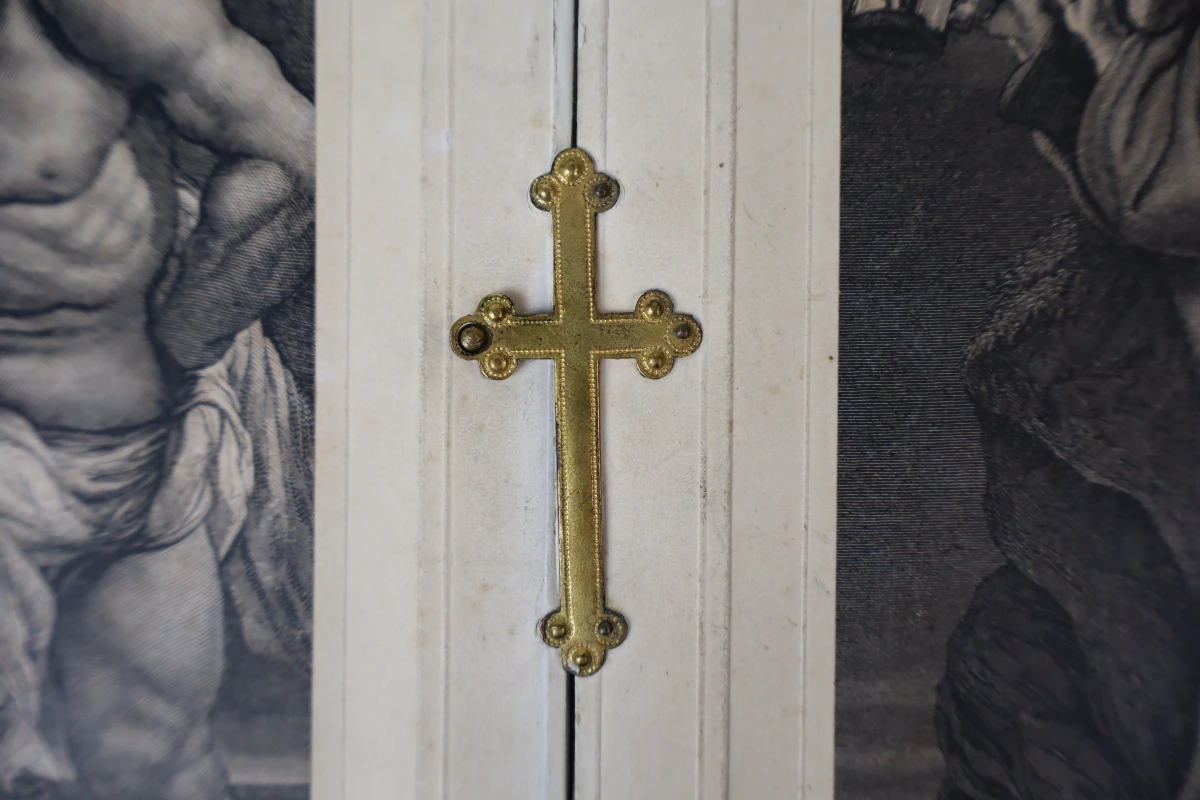 Religieus oratorium-drieluik met pauselijk wapen - foto 8