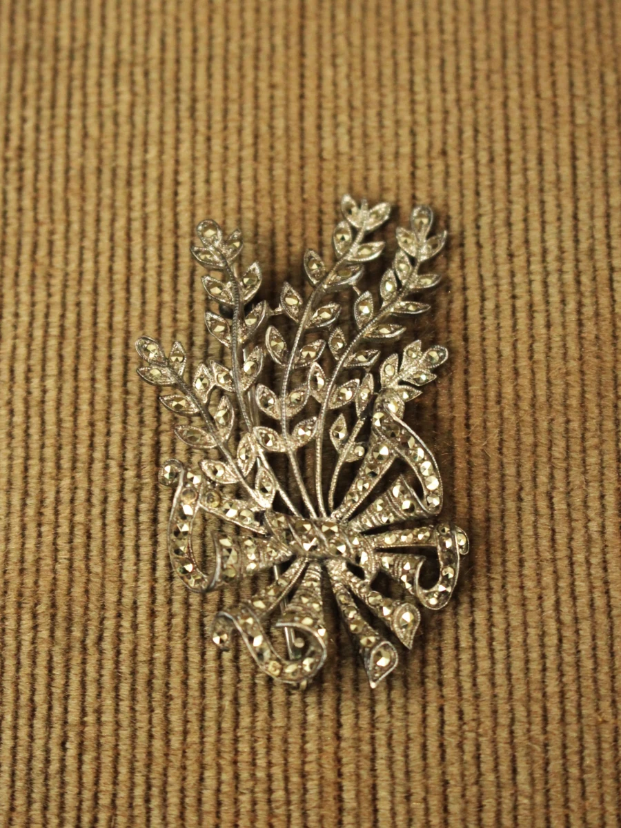 Art-deco .835 zilveren strikbroche met florale motieven & markasiet - foto 3