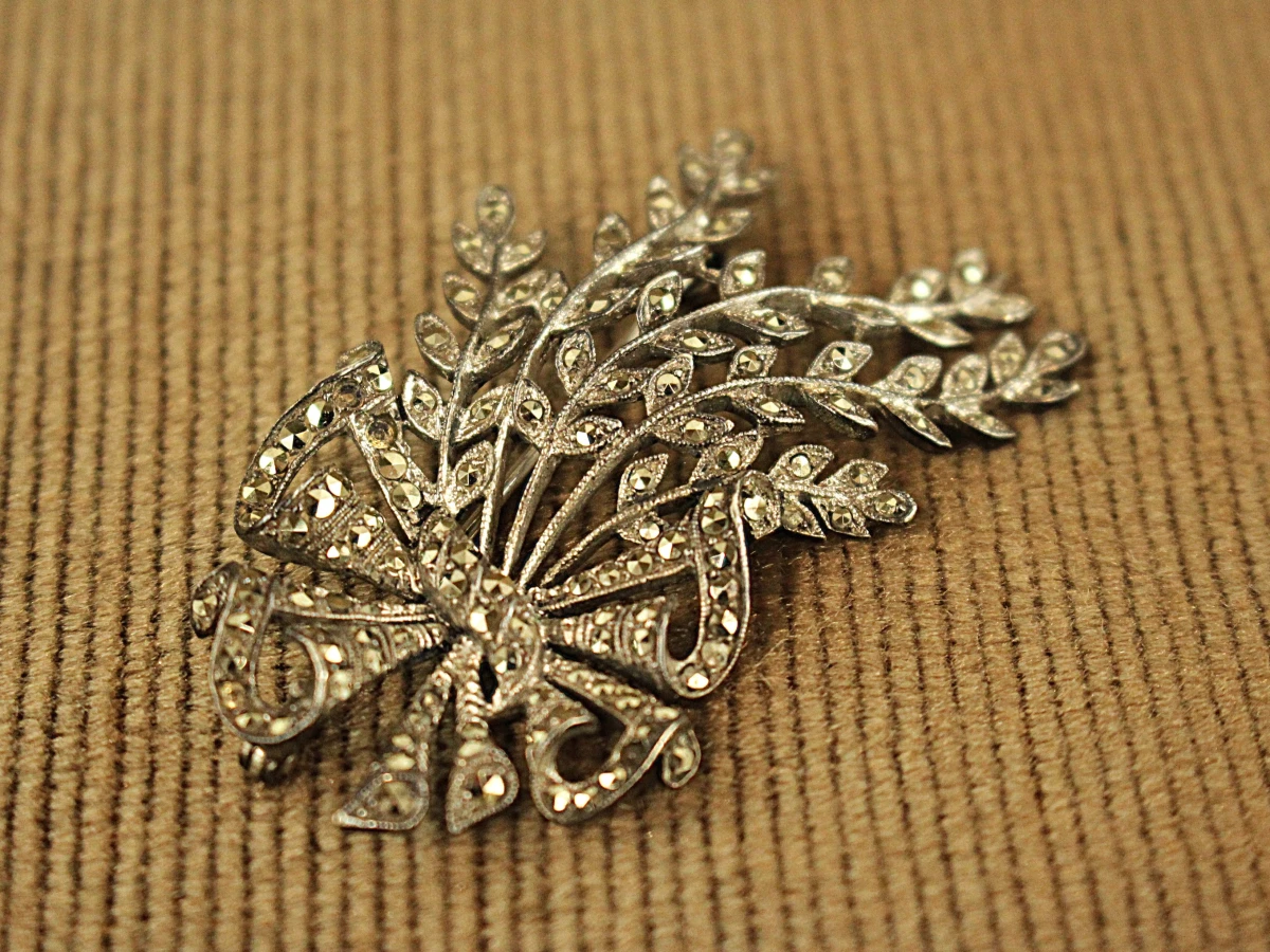 Art-deco .835 zilveren strikbroche met florale motieven & markasiet - foto 4