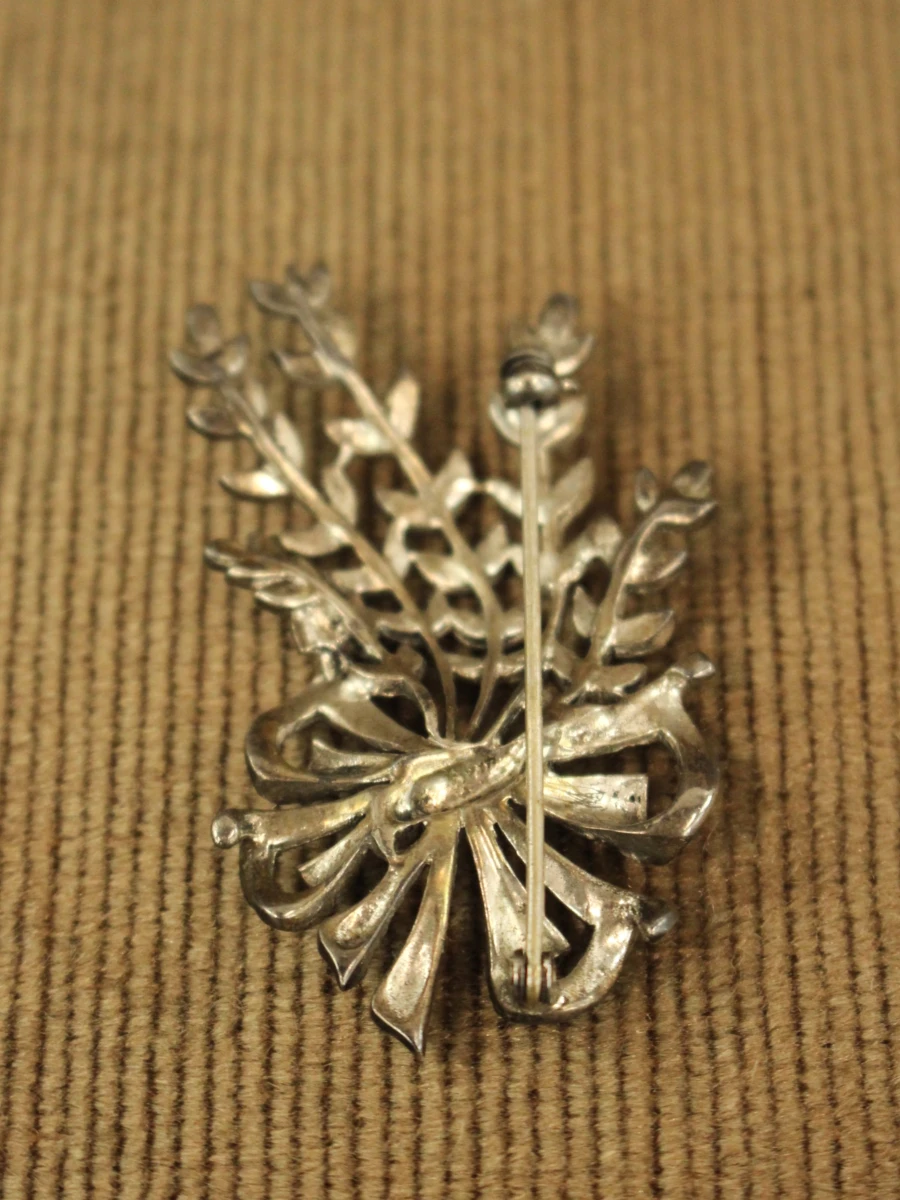Art-deco .835 zilveren strikbroche met florale motieven & markasiet - foto 5