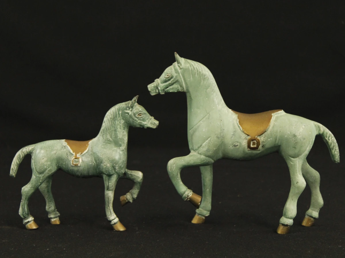 Set van 2 metalen paardenbeeldjes (Paard & Veulen) – Chinese stijl - foto 2