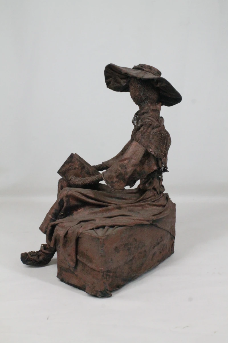 Textielsculptuur: zittende figuur - foto 3