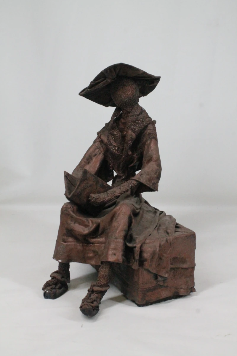 Textielsculptuur: zittende figuur - foto 2