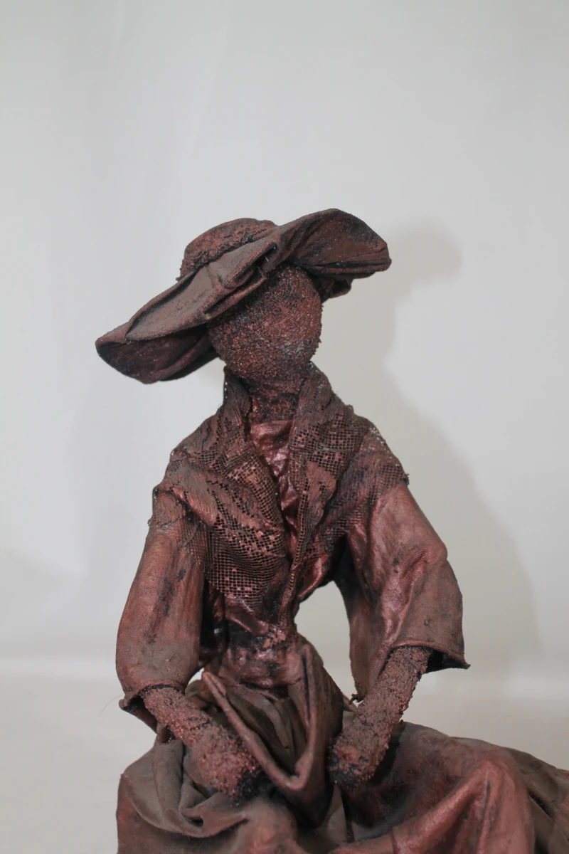 Textielsculptuur: zittende figuur - foto 5