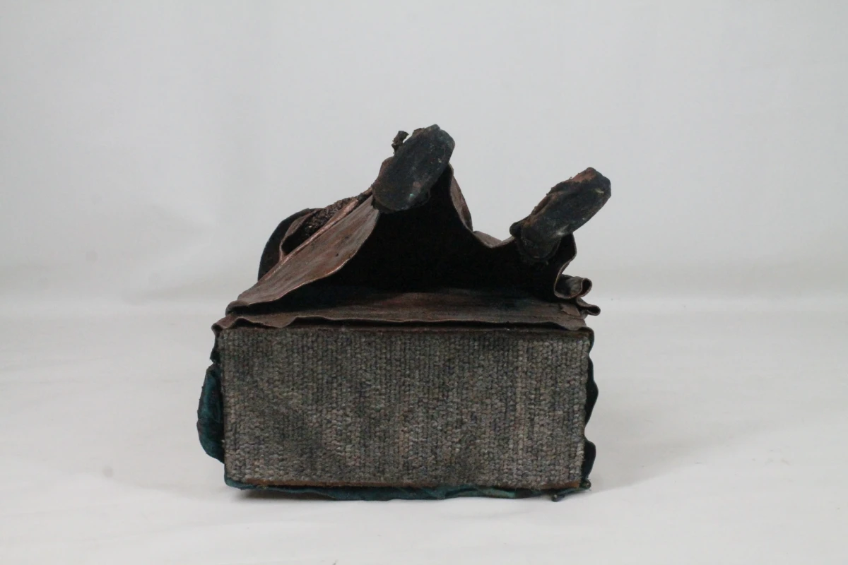 Textielsculptuur: zittende figuur - foto 4