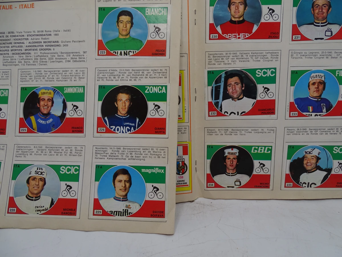 Verzameling oude Panini voetbal- en wielrenstickers 1971-1977 - foto 41
